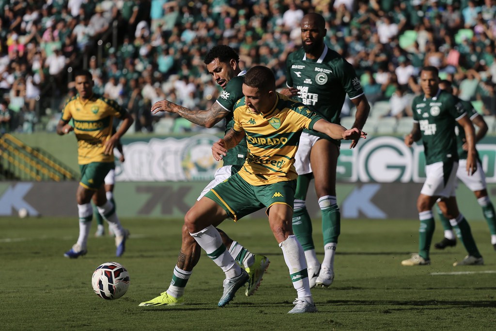 Com Show do goleiro Tadeu, Goiás vence Cuiabá e assume a liderança da Série B com-show-do-goleiro-tadeu,-goias-vence-cuiaba-e-assume-a-lideranca-da-serie-b