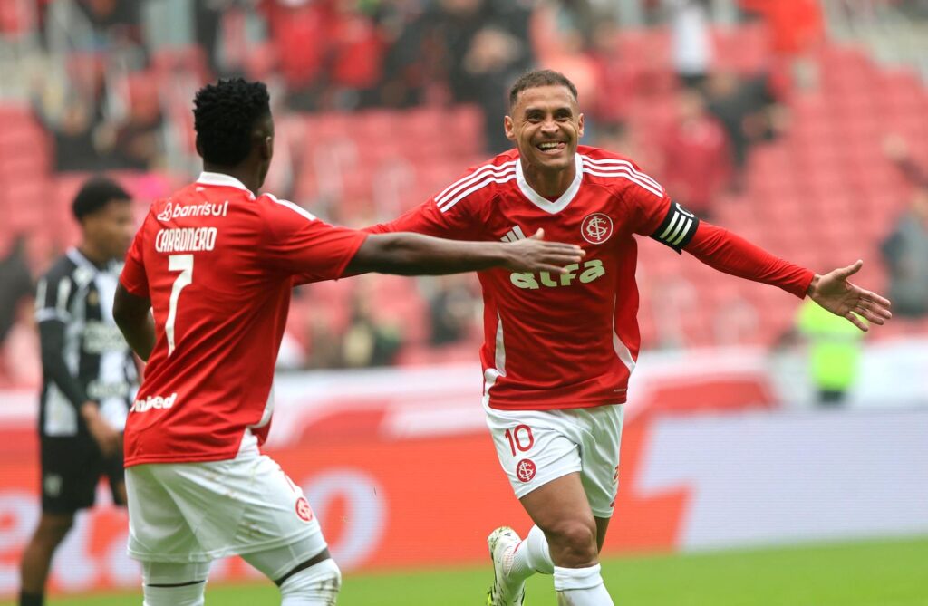 internacional-vence-o-ceara-e-respira-no-brasileirao