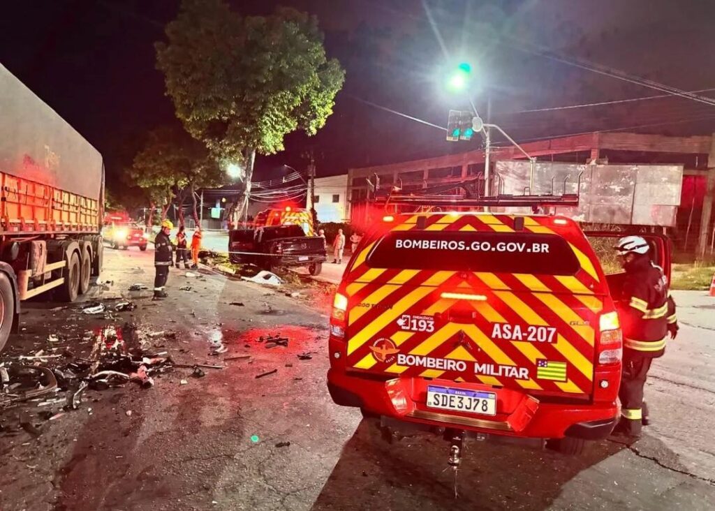 Idoso morre após carro sair da pista e bater em árvore em Goiânia idoso-morre-apos-carro-sair-da-pista-e-bater-em-arvore-em-goiania