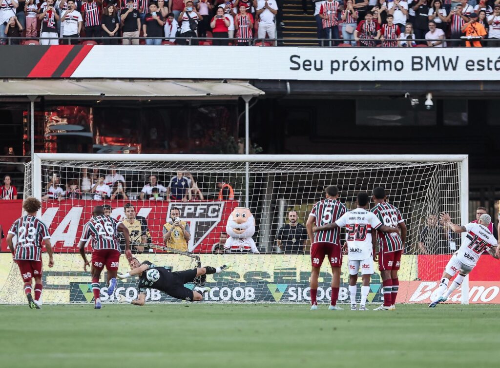 São Paulo domina Fluminense, vence por 3 a 1 e engata terceira vitória seguida no Brasileirão sao-paulo-domina-fluminense,-vence-por-3-a-1-e-engata-terceira-vitoria-seguida-no-brasileirao