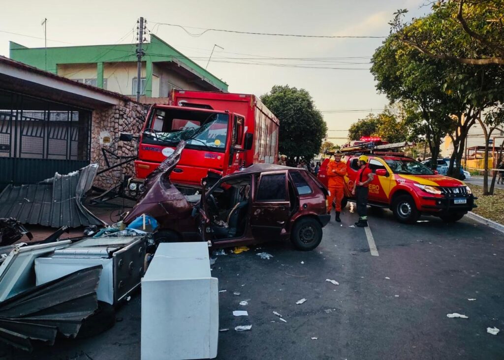 Colisão entre carro e caminhão deixa três mortos em Aparecida de Goiânia colisao-entre-carro-e-caminhao-deixa-tres-mortos-em-aparecida-de-goiania
