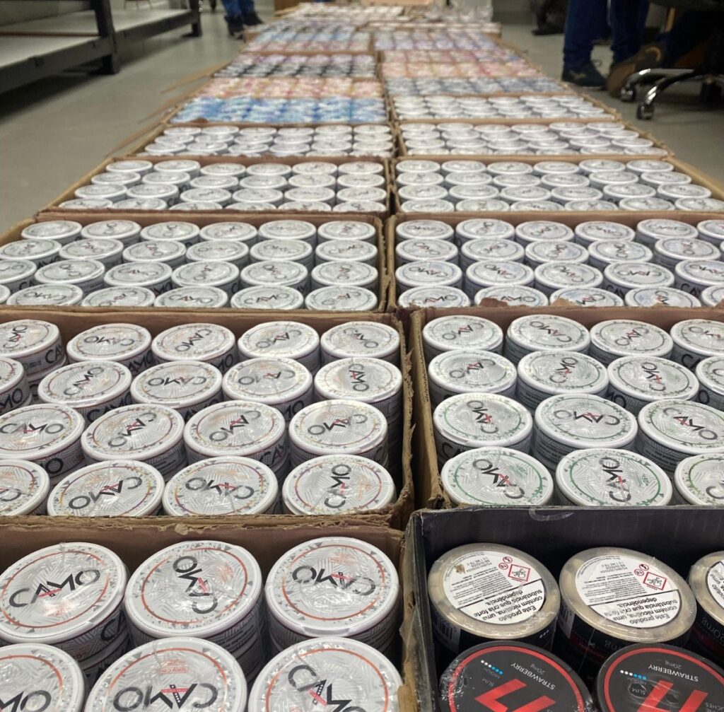 Polícia apreende milhares de sachês de nicotina à venda no Centro de Goiânia policia-apreende-milhares-de-saches-de-nicotina-a-venda-no-centro-de-goiania