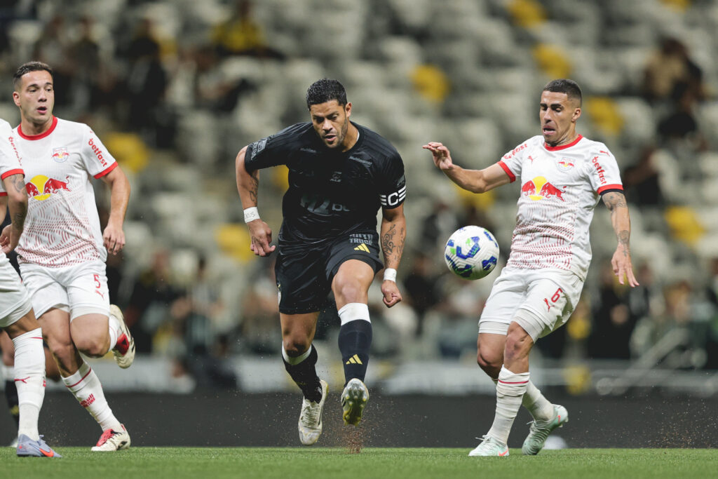 galo-vence-red-bull-bragantino-em-jogo-movimentado-e-sobe-na-tabela-do-brasileirao