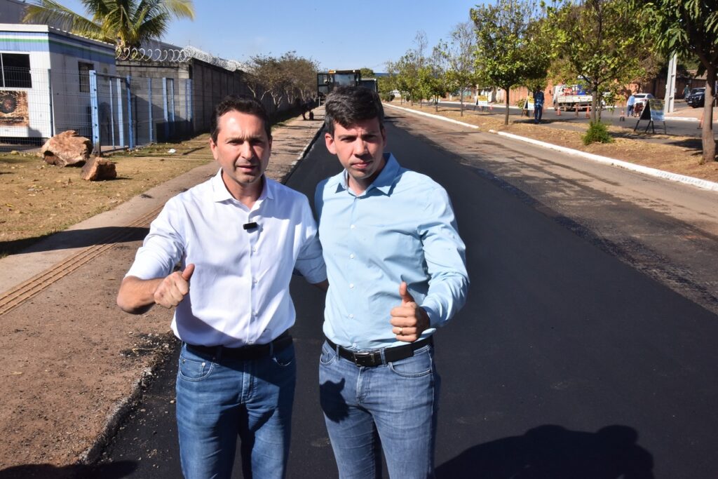 Vilela e Pedro Sales vistoriam obra de recapeamento em Aparecida vilela-e-pedro-sales-vistoriam-obra-de-recapeamento-em-aparecida