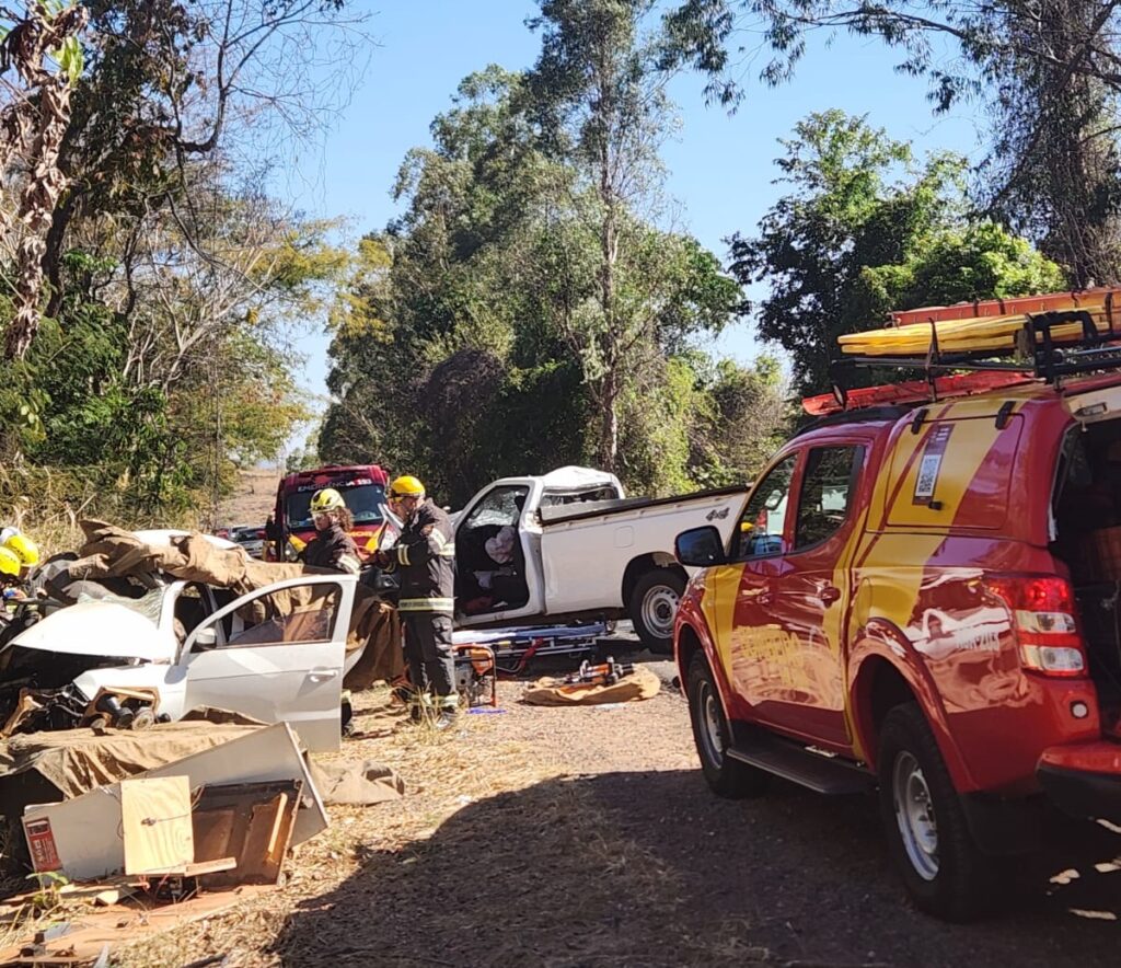 Colisão frontal deixa 3 mortos e 2 feridos na GO-215 em Pontalina colisao-frontal-deixa-3-mortos-e-2-feridos-na-go-215-em-pontalina