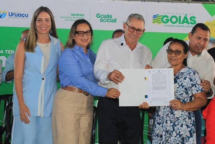 Machadinho entrega escrituras a famílias de três bairros de Uruaçu machadinho-entrega-escrituras-a-familias-de-tres-bairros-de-uruacu
