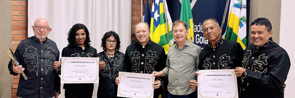 APALE CELEBRA POSSE DE NOVOS IMORTAIS E LANÇAMENTO DE LIVRO