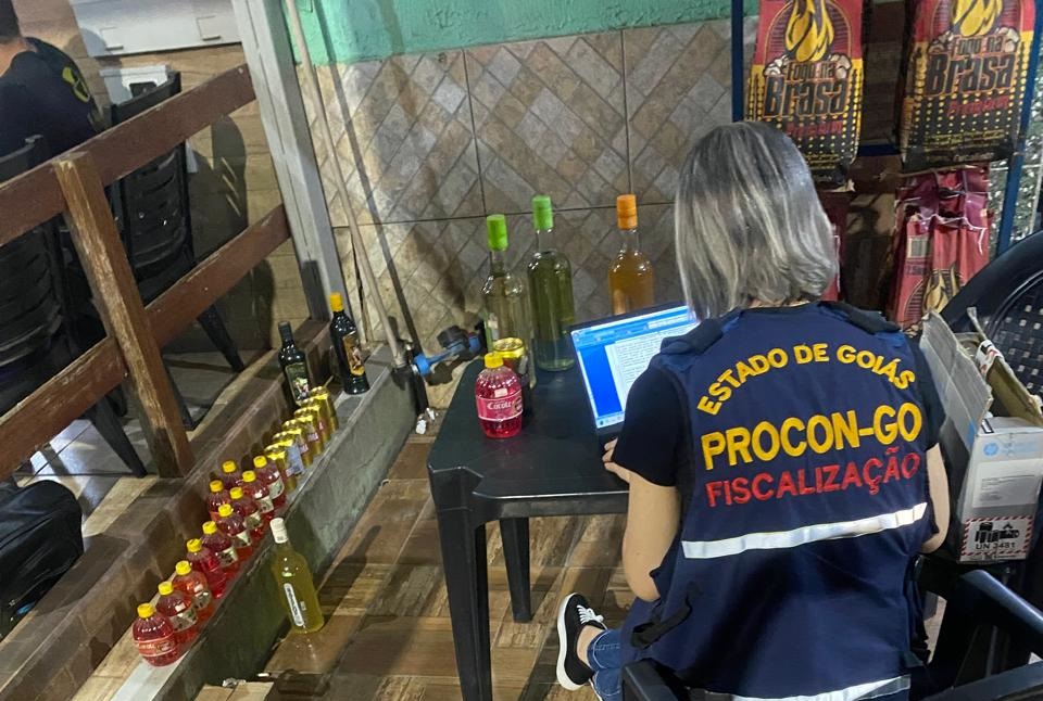 operacao-contra-falsificacao-de-bebidas-autuou-19-estabelecimentos-em-go