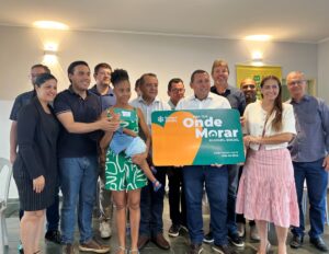 ze-delio-entrega-cartoes-do-aluguel-social-e-escrituras-em-hidrolandia