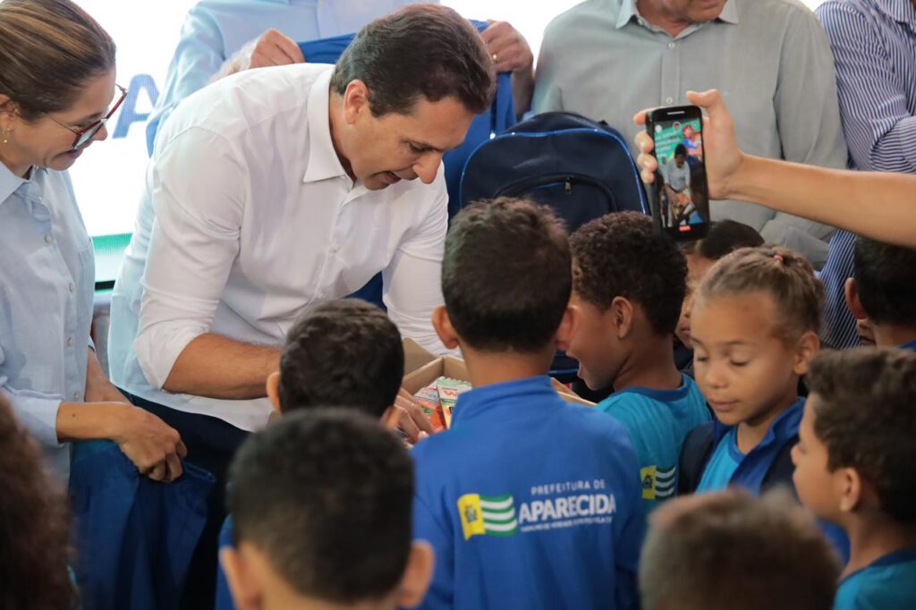 vilela-abre-ano-letivo-com-entrega-de-kits-escolares-e-uniformes-em-aparecida